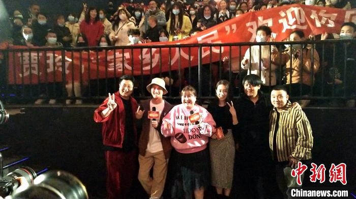 賈玲攜主創(chuàng)團(tuán)隊(duì)在襄陽(yáng)舉辦影迷見面會(huì) 胡傳林 攝