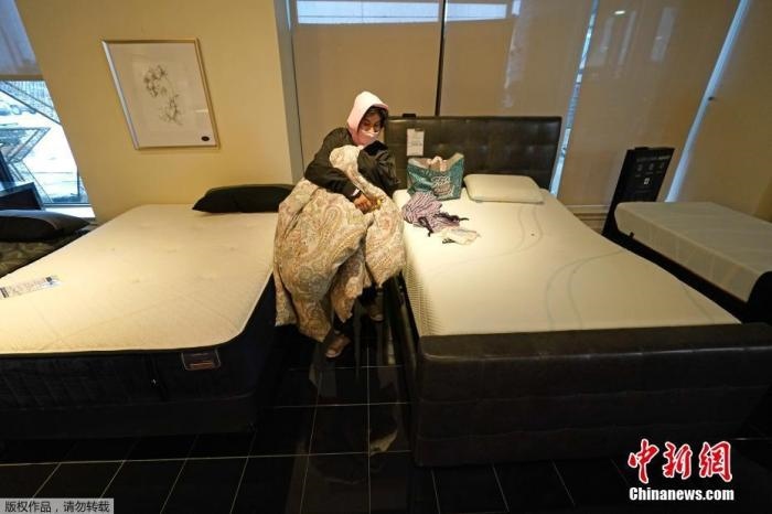 當?shù)貢r間2月17日，美國得州的一家畫廊兼家具店內(nèi)，大批民眾來此避寒取暖，其中不乏一些人帶著被子來過夜。美國近日遭遇極寒天氣侵襲，多地氣溫創(chuàng)近年新低，其中得州災(zāi)情最嚴重，暴風(fēng)雪導(dǎo)致電網(wǎng)在酷寒中癱瘓，約400萬居民家中長時間停電。美國國家氣象局表示，得州休斯敦等地的氣溫甚至比靠近北極圈的阿拉斯加還要低。