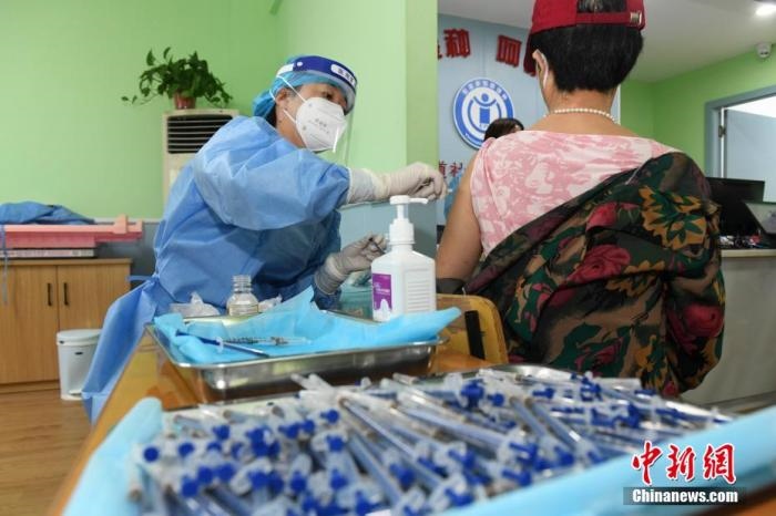 資料圖：市民來到醫(yī)院接種新冠疫苗。 楊華峰 攝