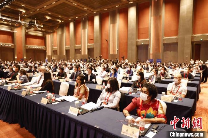 500余名專家學(xué)者、嘉賓代表以線上線下方式參加開幕式。　盛佳鵬 攝