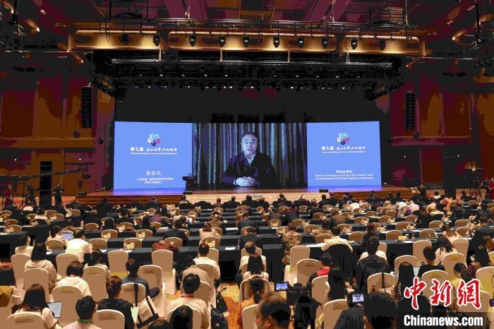 中國(guó)工程院院士、“人民英雄”國(guó)家榮譽(yù)稱號(hào)獲得者張伯禮通過視頻發(fā)表主旨演講?！∈⒓样i 攝