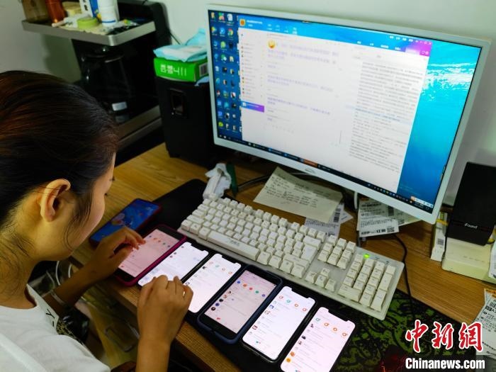 圖為網(wǎng)絡(luò)客服為網(wǎng)上“專車座套”客戶答疑釋惑?！巫雍?攝