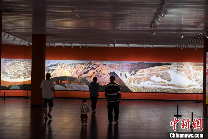 162米巨幅油畫長卷《黃河》吸引市民駐足觀看?！钊A峰 攝