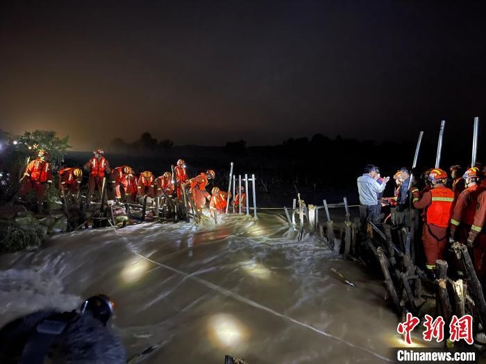 消防員分成左右兩路，同時(shí)發(fā)起決口封堵總攻?！￠Z旭輝 攝