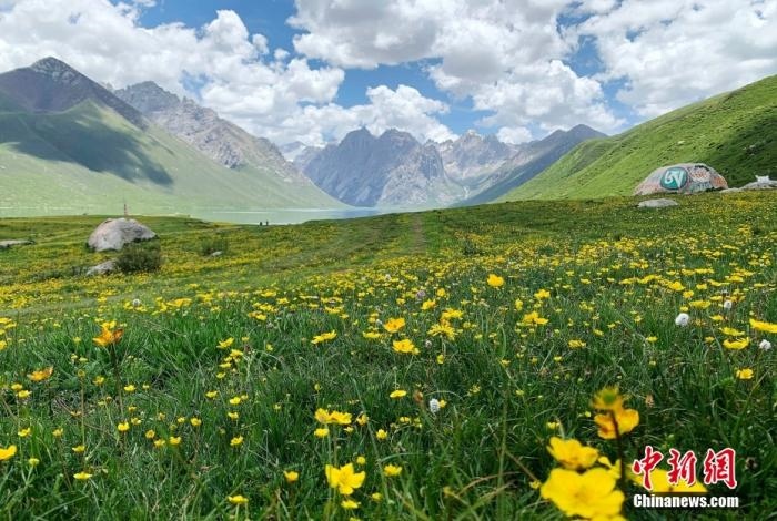 位于青海省果洛藏族自治州久治縣的年保玉則意為“神圣不可侵犯的地方”，山形如蓮花，總面積3469平方公里，保存有冰蝕地貌、冰磧地貌、現(xiàn)代冰川等地質(zhì)遺跡，有“天神后花園”之稱。
<a target='_blank' href='http://www.chinanews.com/'>中新社</a>記者 孫睿 攝