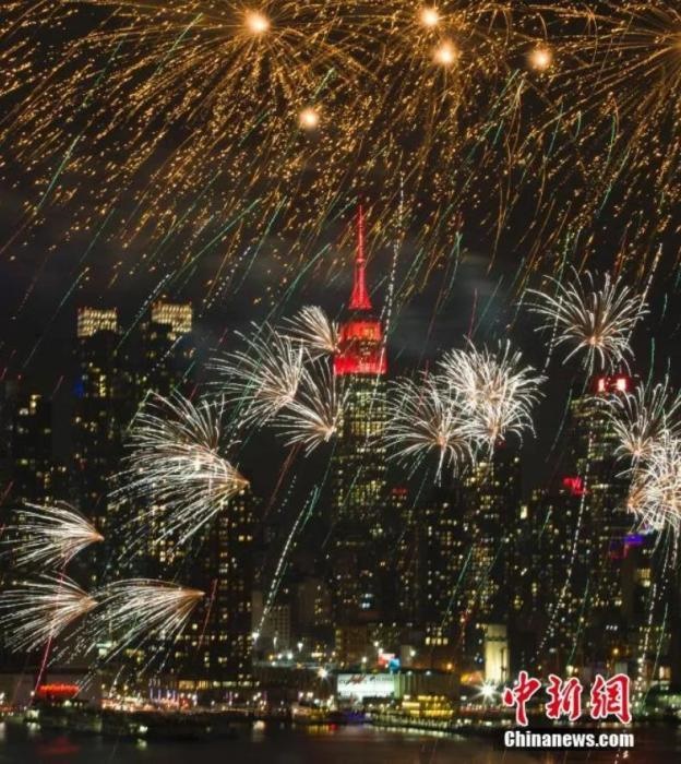 　　2018年，中國駐紐約總領(lǐng)事館前的哈德遜河上空燃放起焰火，慶祝中國狗年春節(jié)。