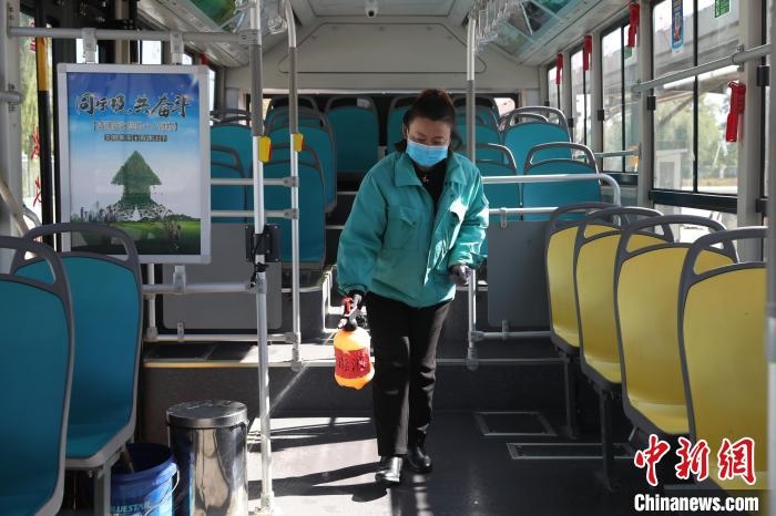 工作人員正在對(duì)公交車進(jìn)行消殺?！∮诰?攝