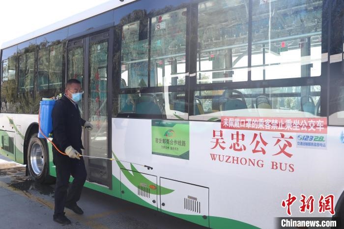 工作人員正在對(duì)公交車進(jìn)行消殺?！∮诰?攝