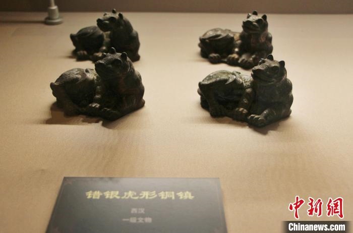 一級文物錯銀虎形銅鎮(zhèn)?！≮w曉 攝