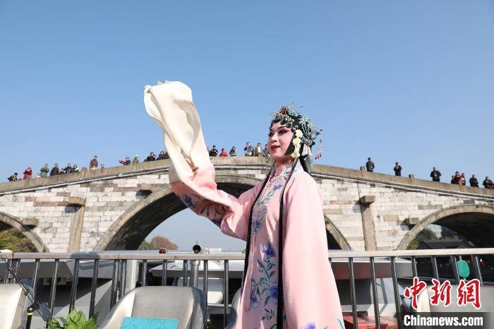 2019京杭對(duì)話的大運(yùn)河京杭雅集活動(dòng)中，浙江昆劇團(tuán)國家一級(jí)演員楊崑在中國大運(yùn)河(杭州段)上進(jìn)行表演?！⌒燔?攝 攝