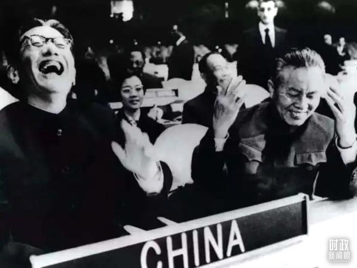 △1971年11月15日，以外交部副部長(zhǎng)喬冠華(左一)為團(tuán)長(zhǎng)、黃華(右一)為副團(tuán)長(zhǎng)的中國(guó)代表團(tuán)，首次出現(xiàn)在聯(lián)合國(guó)大會(huì)上。(資料圖)