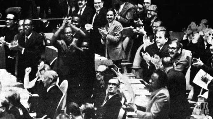 △第2758號(hào)決議通過后，現(xiàn)場(chǎng)爆發(fā)出熱烈歡呼聲。(資料圖)