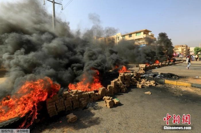 當(dāng)?shù)貢r(shí)間10月25日，蘇丹局勢(shì)發(fā)生突變，過渡政府總理被“綁架”，政府部長(zhǎng)被軍方抓捕，國(guó)家進(jìn)入緊急狀態(tài)，大量民眾走上街頭對(duì)軍方行動(dòng)進(jìn)行抗議，已有7人在抗議活動(dòng)中死亡，140人受傷。圖為抗議活動(dòng)中燃燒的輪胎。