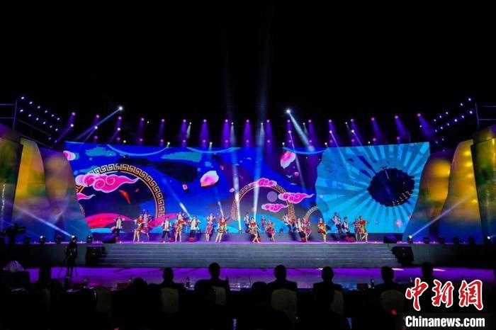 圖為中國(guó)·重慶秀山第二屆“金山銀山”文化旅游節(jié)開(kāi)幕現(xiàn)場(chǎng)?！⌒闵娇h文旅委供圖