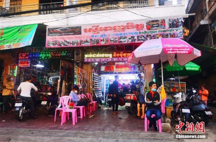 圖為金邊市中心的烏亞西市場，不少店鋪恢復(fù)營業(yè)。 <a target='_blank' href='http://www.chinanews.com/'>中新社</a>記者 歐陽開宇 攝
