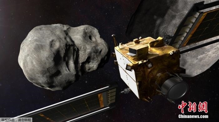 當(dāng)?shù)貢r(shí)間11月4日，法新社公布了兩張來(lái)自美國(guó)宇航局的太空效果圖，畫(huà)面顯示一艘宇宙飛船從小行星后面進(jìn)行撞擊。據(jù)悉，美國(guó)宇航局計(jì)劃讓一艘以每小時(shí)24000公里的速度飛行的宇宙飛船撞上一顆小行星以進(jìn)行“行星防御”測(cè)試，雖然地球尚且沒(méi)有面臨如此緊迫的危險(xiǎn)。