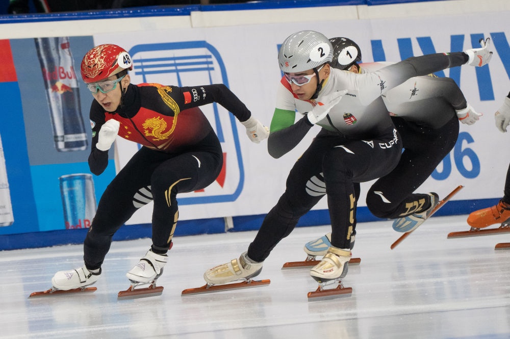 11月20日，中國選手武大靖(左)和匈牙利選手劉少林在比賽中。劉少林奪得冠軍，武大靖獲得第四名。新華社發(fā)(弗爾季·奧蒂洛 攝)