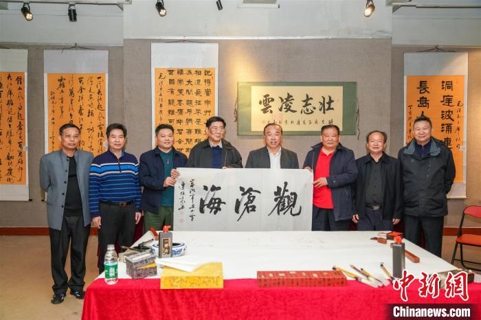 圖為百名將軍書畫展活動現(xiàn)場?！∷涡憬?攝 攝