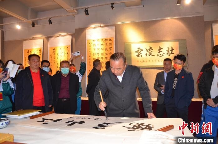 圖為“鐵軍老戰(zhàn)士”、著名書法家、解放軍報原副總編輯連俊義少將現(xiàn)場揮毫。　顏新陽 攝 攝