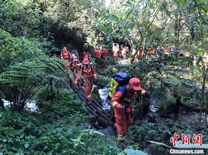 圖為搜救隊員在搜尋失聯(lián)人員。普洱市消防救援支隊供圖