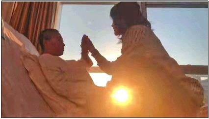 每天早上媽媽醒來后，母女倆都會迎著晨曦握手、擊掌?！∫曨l截圖