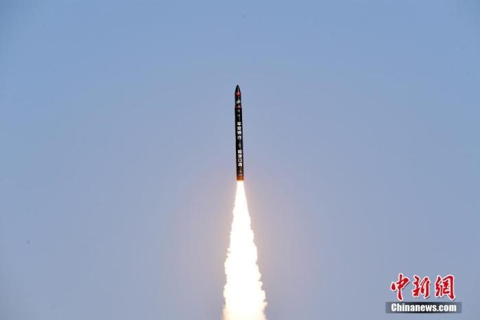 北京時(shí)間2021年12月7日12時(shí)12分，谷神星一號(hào)遙二運(yùn)載火箭在中國酒泉衛(wèi)星發(fā)射中心成功發(fā)射升空，將搭載的天津大學(xué)一號(hào)、麗澤一號(hào)、寶醞號(hào)、金紫荊五號(hào)、金紫荊一號(hào)03星等5顆小衛(wèi)星順利送入預(yù)定軌道，發(fā)射任務(wù)獲得圓滿成功。汪江波 攝