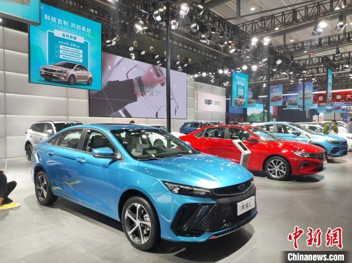 長沙國際車展上展出的汽車?！√菩∏?攝