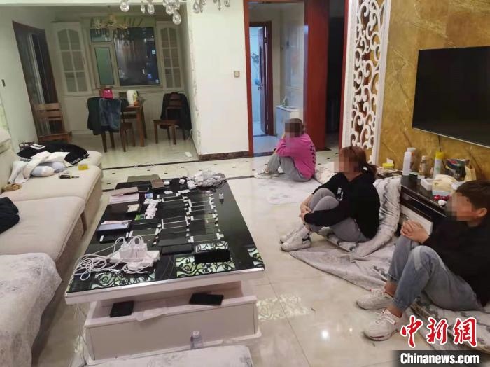 資料圖為果洛藏族自治州公安民警抓獲的犯罪嫌疑人?！‖斍呖h公安局供圖