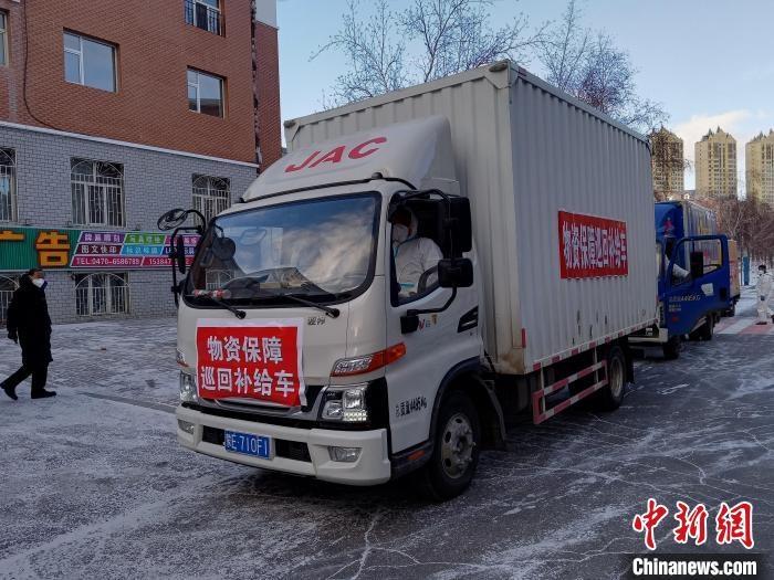 圖為滿洲里物資保障巡回補(bǔ)給車隊(duì)配貨現(xiàn)場(chǎng)?！∏靥饌?攝