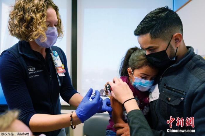 資料圖：當(dāng)?shù)貢r(shí)間11月3日，美國(guó)華盛頓，國(guó)立兒童醫(yī)院為孩子接種疫苗。美國(guó)新冠疫苗接種進(jìn)入了一個(gè)新階段，數(shù)百萬(wàn)名小學(xué)生現(xiàn)在可以接種疫苗。