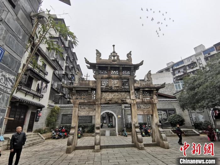 “道冠古今”牌坊?！×荷?攝