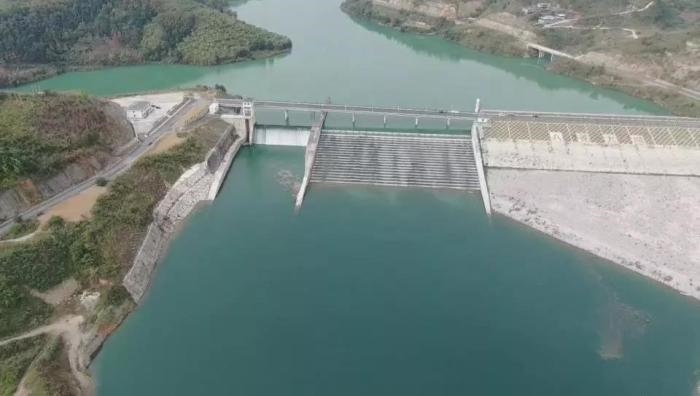 　　圖1 2021年12月7日，督察組使用無人機(jī)拍攝，保護(hù)區(qū)實(shí)驗(yàn)區(qū)內(nèi)的八吝大壩已建成，且未設(shè)置過魚設(shè)施