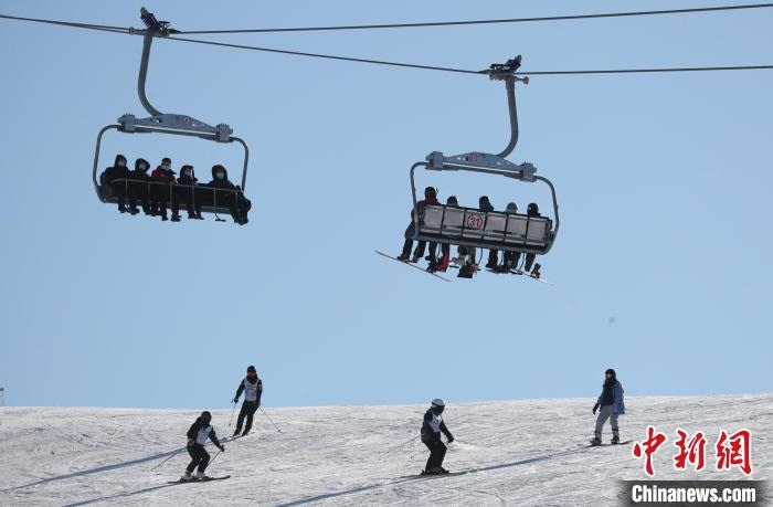 圖為滑雪場(chǎng)現(xiàn)場(chǎng)?！≡S婷 攝