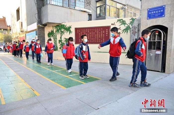 10月，呼和浩特市一所小學(xué)內(nèi)，學(xué)生間隔入校。 <a target='_blank' href='/'>中新社</a>記者 劉文華 攝