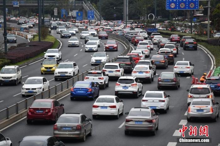 成都市劍南大道的早高峰，車輛排隊入城。張浪 攝