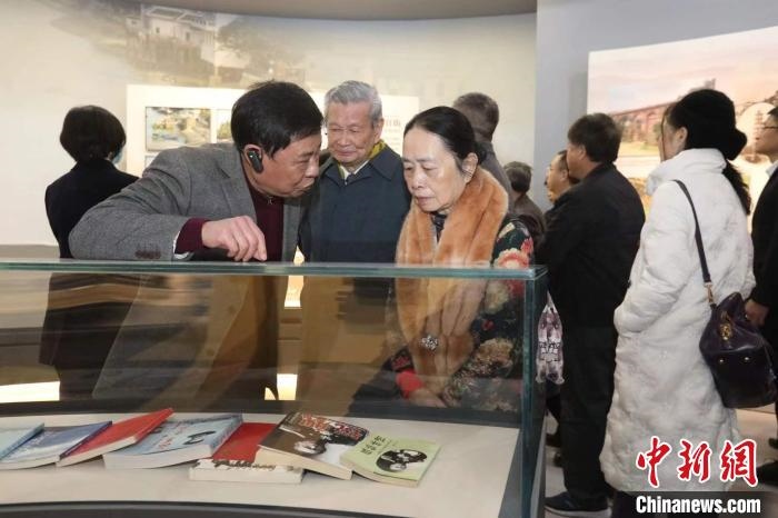 船政后裔在參觀新館?！￡悤造o 攝