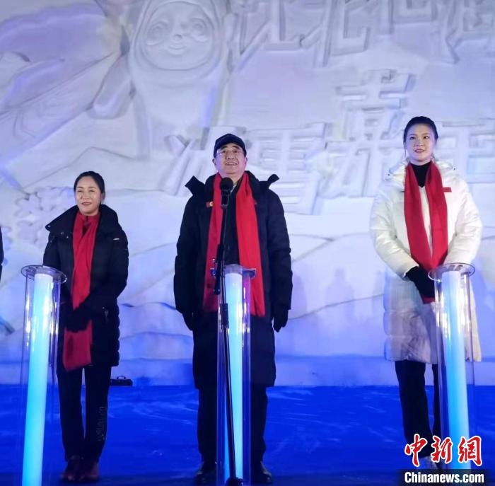 前女排國家隊隊長奧運(yùn)冠軍惠若琪(右一)，中國女子田徑競走奧運(yùn)冠軍王麗萍(左一)助陣當(dāng)晚活動?！≮w桂華 攝