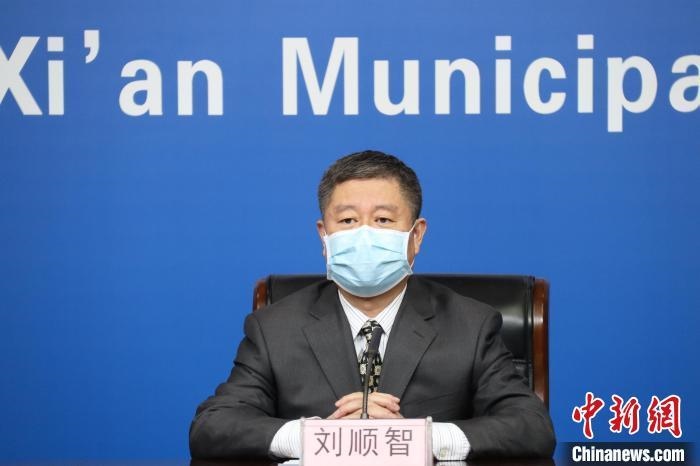 圖為西安市衛(wèi)生健康委主任劉順智6日在新聞發(fā)布會上?！∥靼彩姓﹫D