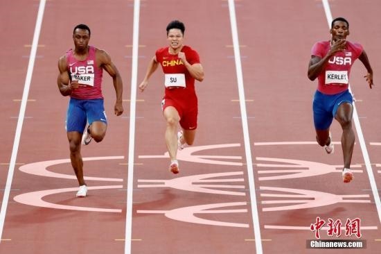 資料圖：北京時間8月1日晚，在東京奧運會男子百米決賽中，中國選手蘇炳添以9.98秒的成績獲得第六名，作為首位闖進(jìn)奧運男子百米決賽的中國人，他再次創(chuàng)造了歷史。圖為蘇炳添在比賽中。<a target='_blank' href='/'>中新社</a>記者 富田 攝