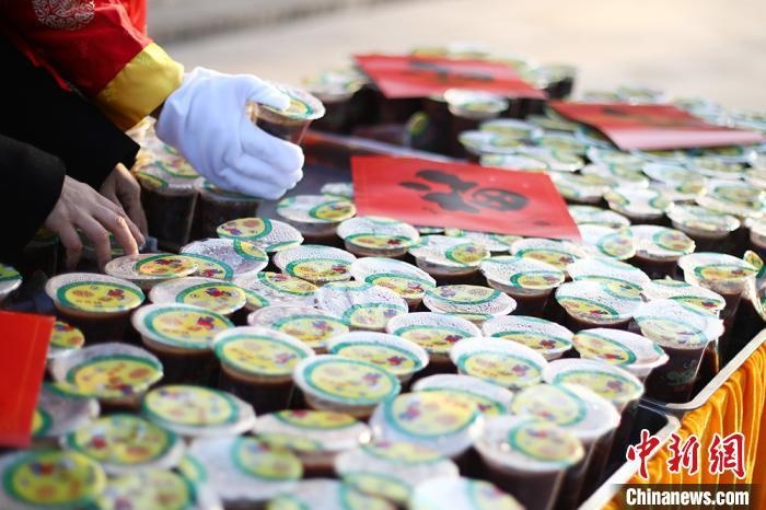 資料圖：工作人員將定制的臘八粥擺放整齊?！°蟛?攝