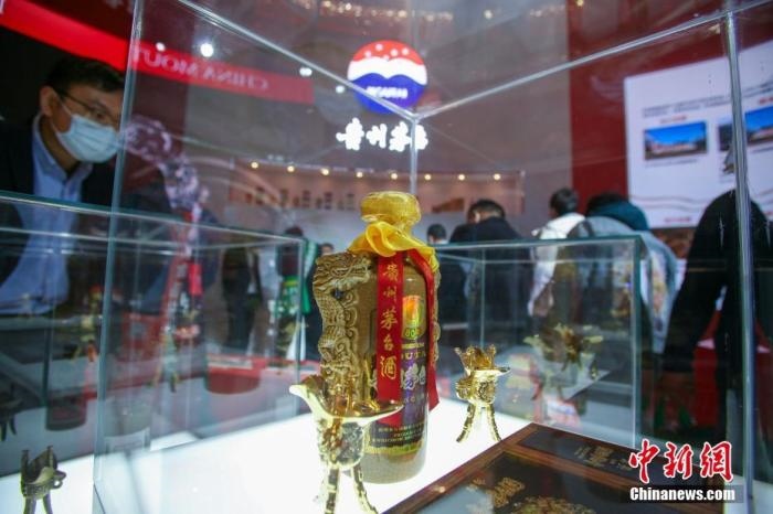 10月19日，天津，參觀者在中國茅臺展位參觀展示的白酒。當天，第105屆全國糖酒商品交易會在國家會展中心(天津)啟幕。本屆糖酒會展覽總面積20萬平方米，吸引了來自40多個國家和地區(qū)的3504家參展商參展，共設置了傳統(tǒng)酒類、葡萄酒及國際烈酒、食品及飲料、調(diào)味品及配料、食品機械及包裝等展區(qū)。 <a target='_blank' href='/'>中新社</a>記者 佟郁 攝