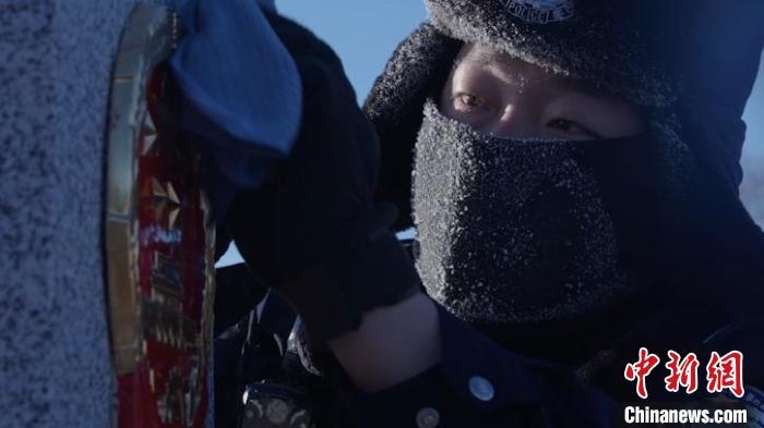 圖為恩和哈達(dá)邊境派出所的9名民警踏雪巡邊?！⒕S明 攝