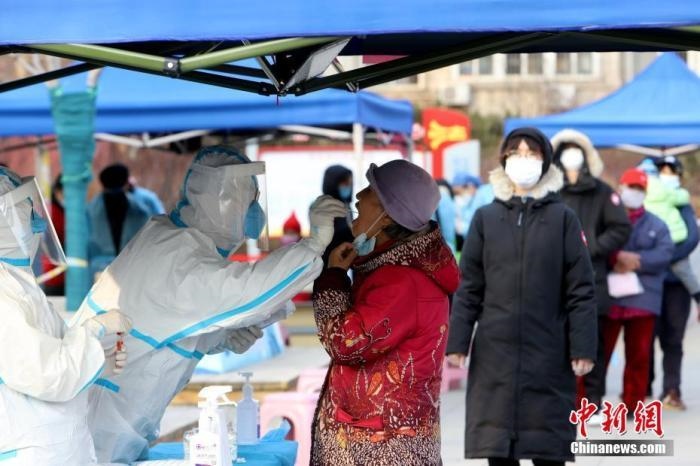 資料圖：1月9日，天津市南開大學(xué)西南村，社區(qū)組織市民進(jìn)行核酸檢測。 <a target='_blank' href='/'>中新社</a>記者 張道正 攝