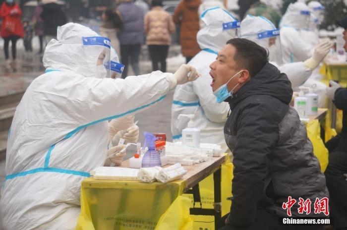 資料圖：圖為鄭州市民接受核酸檢測。 <a target='_blank' href='/'>中新社</a>記者 韓章云 攝