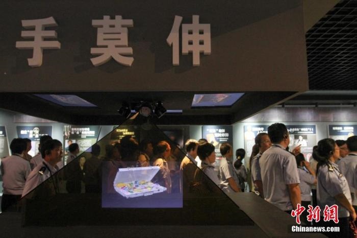 資料圖：2015年10月，海南省公安廳組織黨員干部前往反腐倡廉警示教育基地參觀受教。洪堅(jiān)鵬 攝