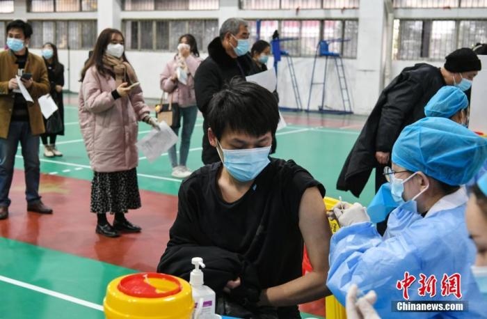 資料圖：安徽農(nóng)業(yè)大學(xué)學(xué)生在校園新冠疫苗接種點(diǎn)接種疫苗。 <a target='_blank' href='/'>中新社</a>記者 韓蘇原 攝