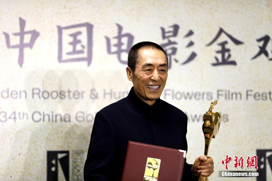 (資料圖：張藝謀以執(zhí)導《懸崖之上》榮膺最佳導演獎。 <a target='_blank' href='/'>中新社</a>記者 呂明 攝)
