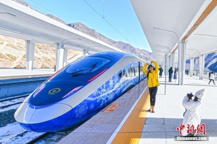 1月12日，河北省張家口市崇禮區(qū)，路側矗立的北京冬奧會標志。崇禮11日迎來降雪，雪后的崇禮冬奧氛圍濃。 <a target='_blank' href='/'>中新社</a>記者 賈天勇 攝