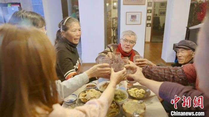 圖為賀歲紀(jì)錄片《“洋女婿”的中國年》劇照。　胡遠(yuǎn)航 攝