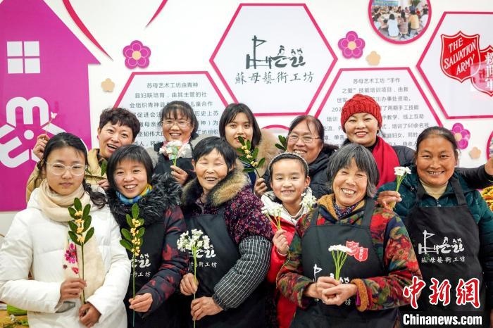 “蘇母藝術(shù)工坊”文創(chuàng)工作室的姐妹們?！」帕捡x 攝